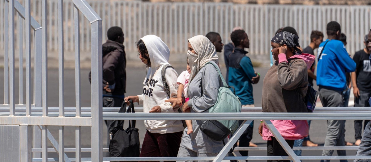 Tres mujeres llegadas en cayuco el año pasado al puerto de Arrecife, Lanzarote
