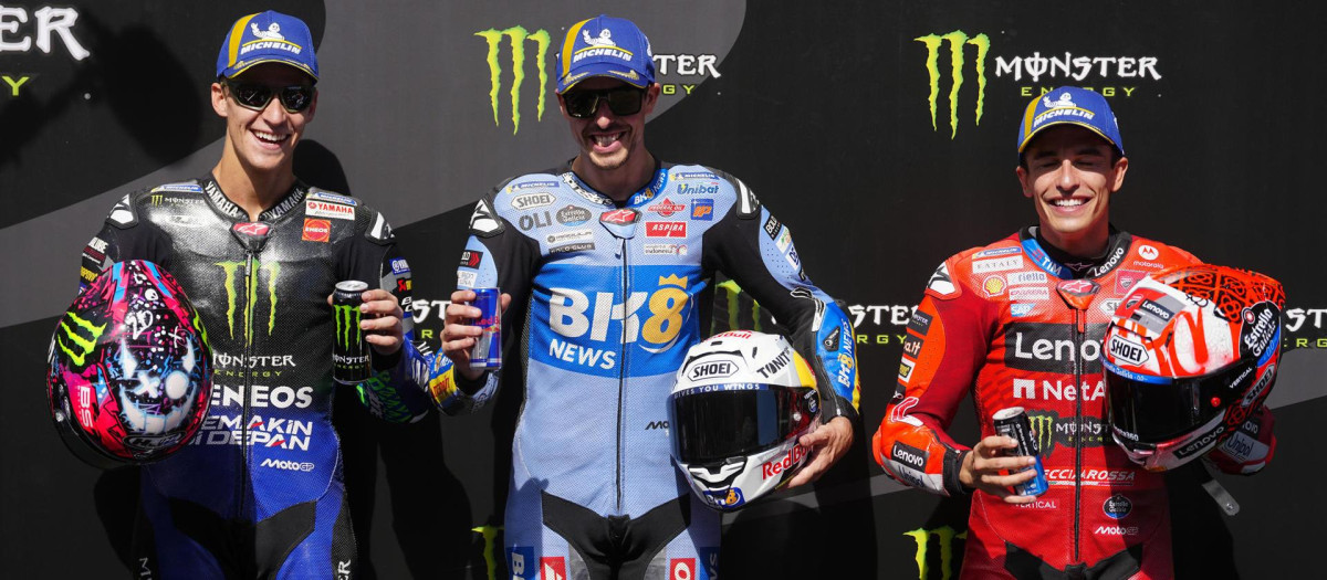 El piloto español de MotoGP Alex Márquez (c) tras conseguir la 'pole' por delante de Fabio Quartararo (i) y Marc Márquez (d)