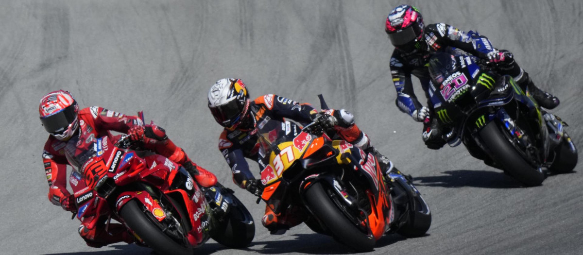 El piloto español de MotoGP Marc Márquez (i) (Ducati Lenovo Team) durante la carrera al sprint del Gran Premio de Cataluña