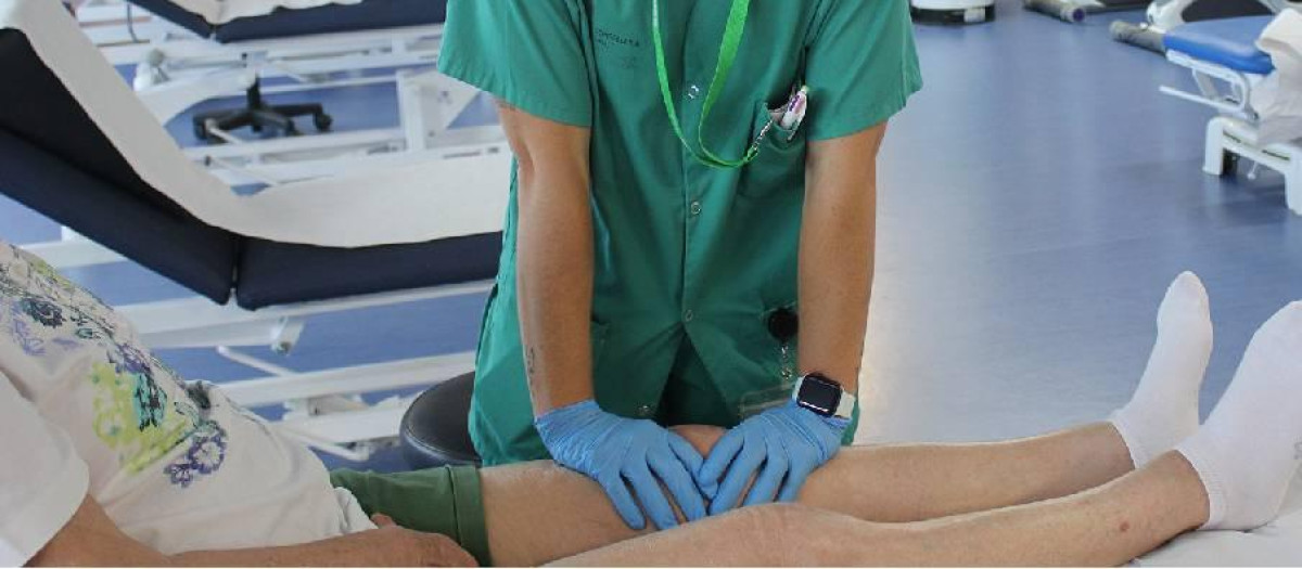 Fisioterapeuta aplicando un tratamiento a un paciente