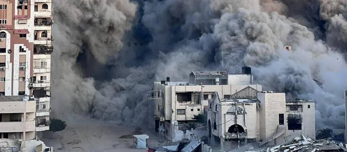 Bombardeo israelí sobre un edificio de la Ciudad de Gaza