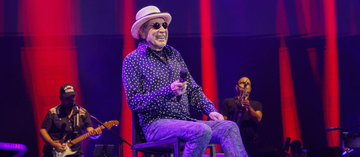 El músico y compositor Joaquín Sabina durante su actuación en el espectáculo "Hola y adiós", este martes en la plaza de toros de la Real Maestranza de Sevilla, dentro del ciclo Noches de La Maestranza, con el que se despide de su público