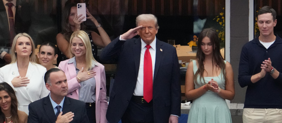 Donald Trump, durante la interpretación del himno de Estados Unidos