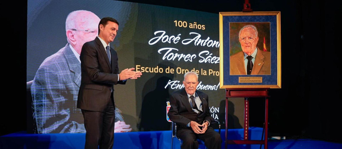 El alcalde de Chercos, José Antonio Torres, recibe el Escudo de Oro de la Provincia de Almería