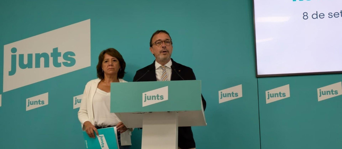 El vicepresidente y portavoz de Junts, Josep Rius, comparece junto a la diputada Anna Erra