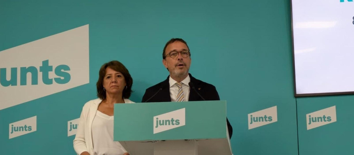 El vicepresidente y portavoz de Junts, Josep Rius, comparece junto a la diputada Anna Erra