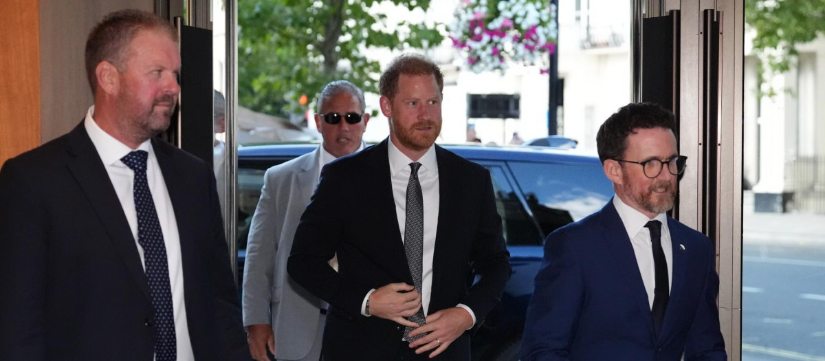 El Principe Harry a su llegada a los premios