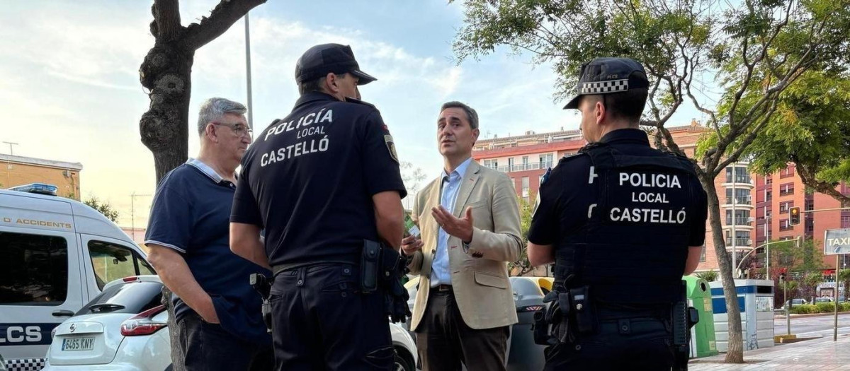 Imagen de Antonio Ortolá, responsable del área de Seguridad, junto con la Policía Local de Castellón de la Plana
