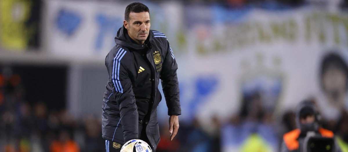 Scaloni entrega un balón en el Argentina vs Venezuela