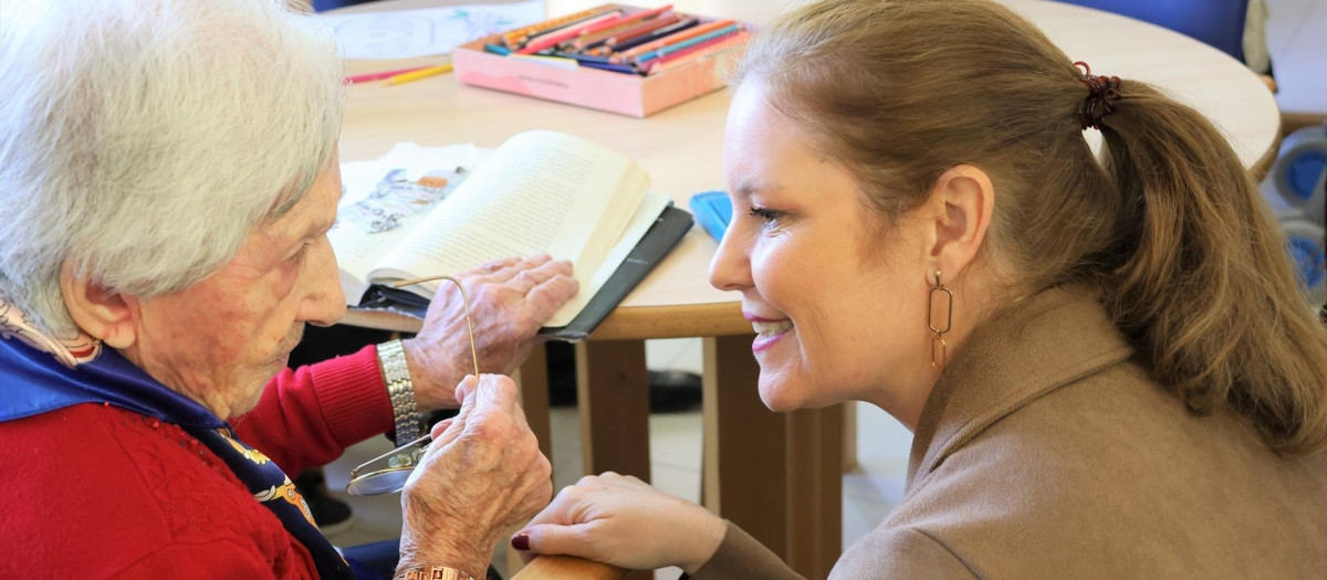 La consejera de Familia, Juventud y Asuntos Sociales, Ana Dávila, en su visita a a la residencia y centro de día municipal Hontanar de Jarama