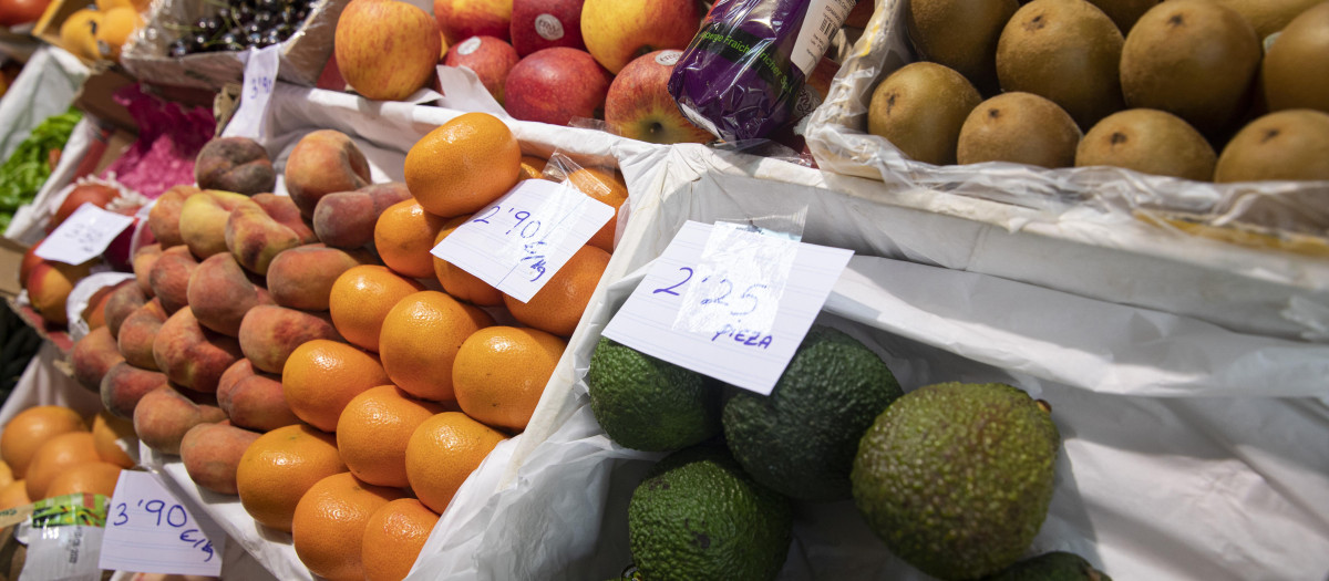 Un puesto de frutas y verduras de un mercado de abastos.
