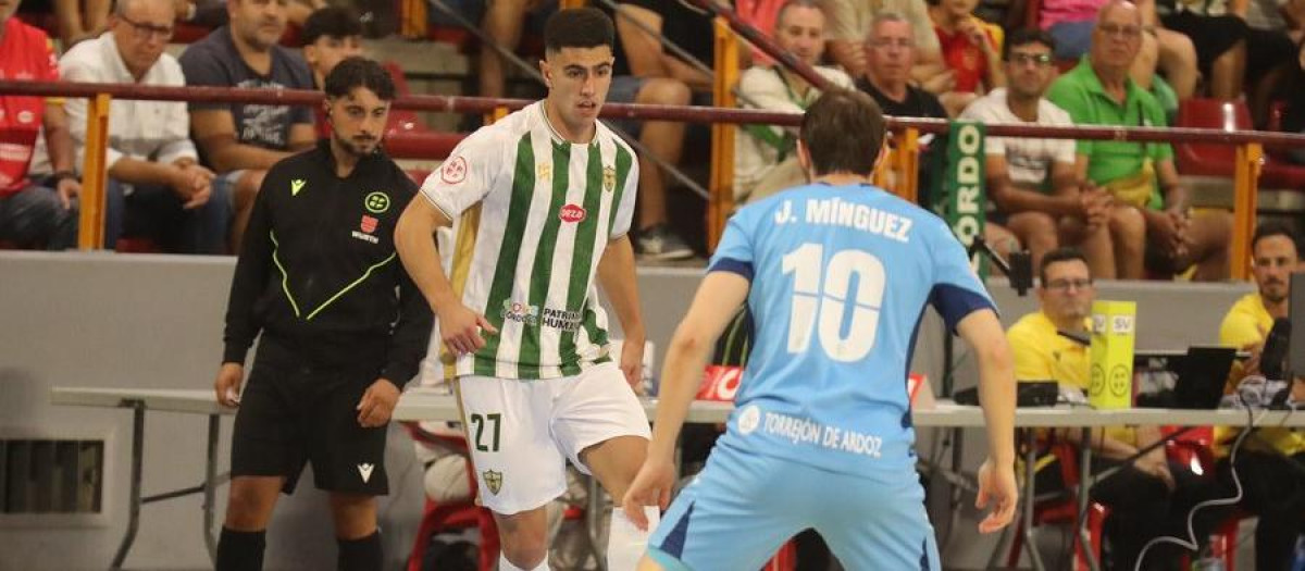 El autor del gol del Córdoba Patrimonio, Carlos Gómez, encara a Mínguez en un lance del choque