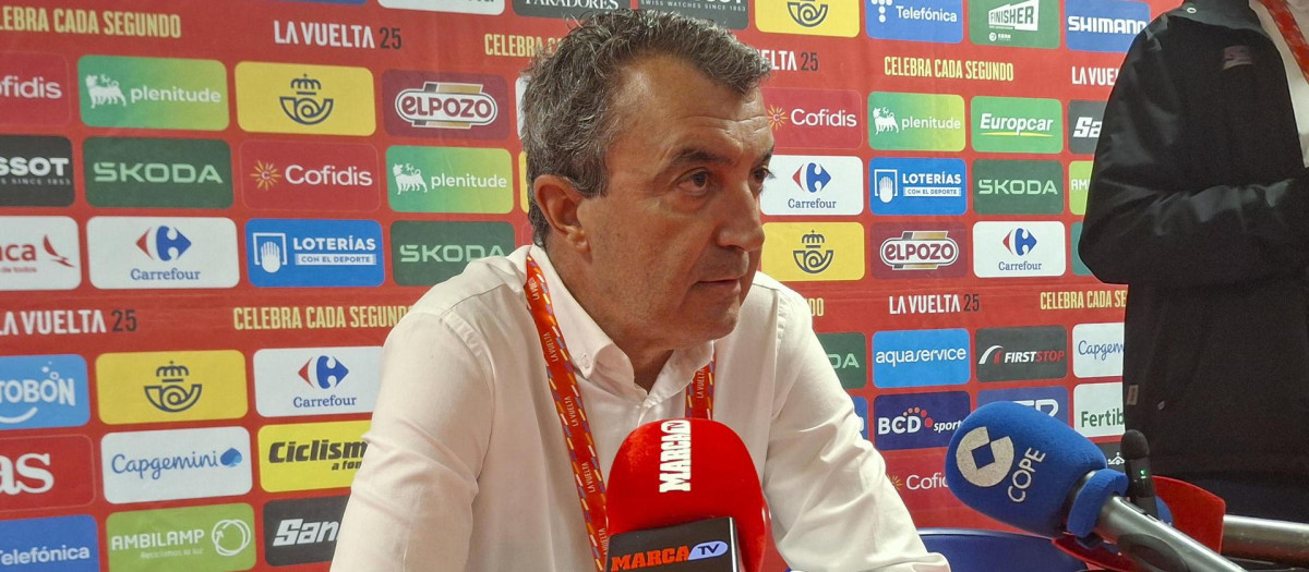 El director de la Vuelta, Javier Guillén, ofrece una rueda en Mos (Pontevedra)