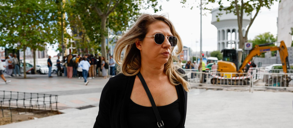 Cristina Álvarez, asesora de Begoña Gómez en Moncloa, llega a los juzgados de Plaza de Castilla en Madrid este miércoles. Begoña Gómez, mujer del presidente del Gobierno, está llamada a declarar este miércoles como investigada ante el juez Juan Carlos Peinado por presunta malversación en la contratación y funciones de Álvarez, quien también está citada por el mismo motivo. EFE/Daniel González