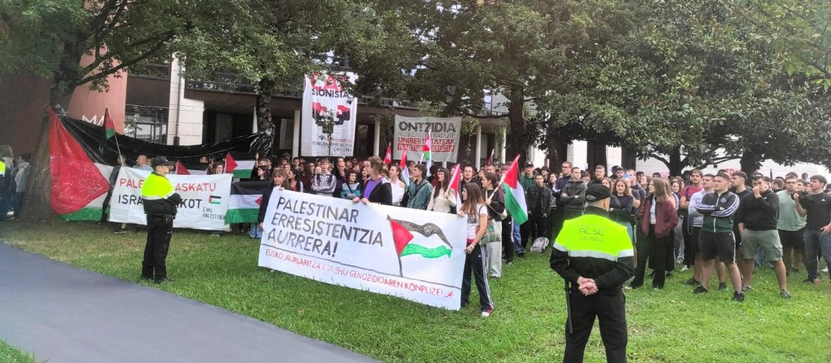Protestas de estudiantes a favor de Palestina en el inicio del acto de inicio del curso académico de la EHU