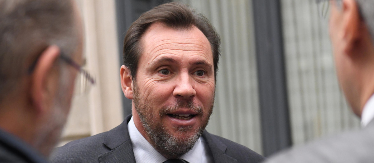 (Foto de ARCHIVO)
El diputado y secretario general del PSOE de Valladolid, Óscar Puente, a su llegada a la primera sesión del debate de investidura de Sánchez como presidente de Gobierno, en el Congreso de los Diputados, a 15 de noviembre de 2023, en Madrid (España). El Salón de Plenos del Congreso acoge hoy y mañana, 16 de noviembre, el debate de investidura del presidente del Gobierno en funciones, Pedro Sánchez. El secretario general del PSOE tiene el apoyo de 179 diputados de los 350 del Congreso. Está previsto que votarán a favor de que el líder socialista sea presidente del Gobierno tras exponer su programa PSOE, Sumar, ERC, Junts, EH Bildu, PNV, BNG y Coalición Canaria frente a los 171 en contra de PP, Vox y UPN. El acto se celebra en un momento de tensión por las concentraciones en la sede del PSOE en Ferraz y protestas en contra de la ley de amnistía registrada por los socialistas que beneficia a los implicados del 'procés'.

Fernando Sánchez / Europa Press
15 NOVIEMBRE 2023;INVESTIDURA;PLENO;CONGRESO;SANCHEZ;AMNISTIA;PSOE;GOBIERNO
15/11/2023