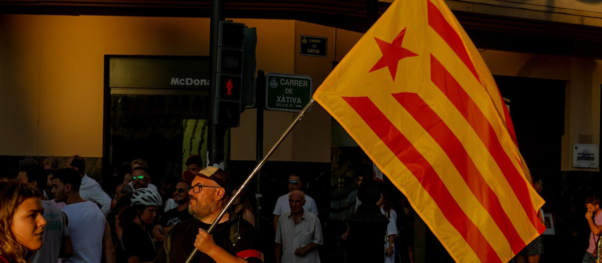 Imagen de archivo de un hombre con una estelada en Valencia.