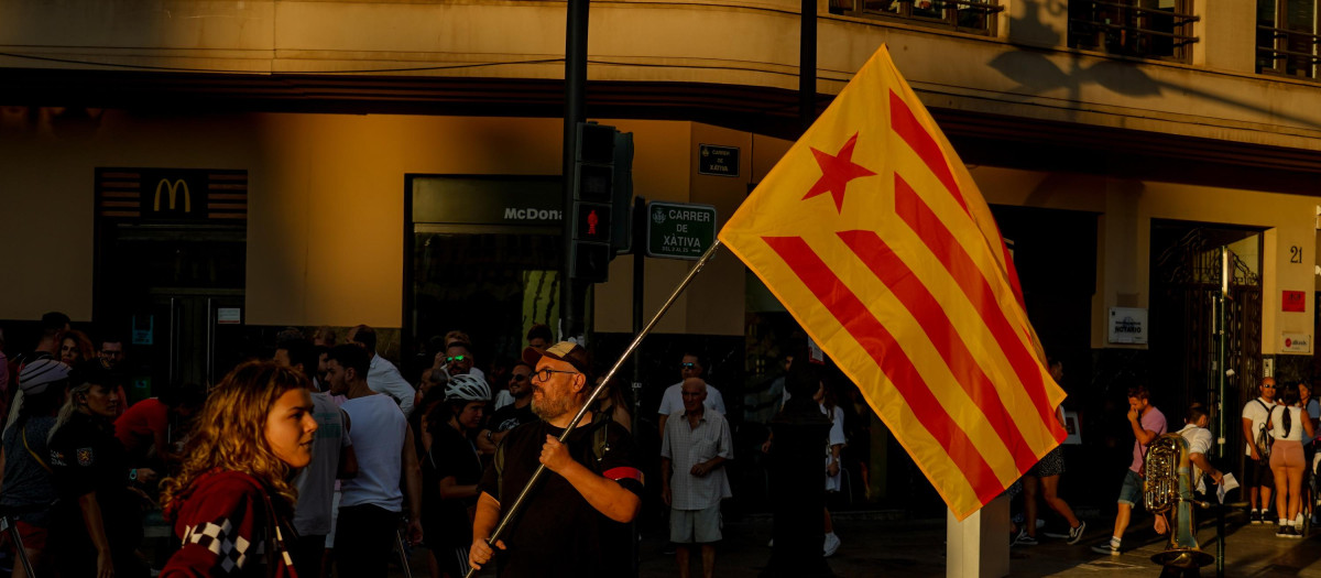 Imagen de archivo de un hombre con una estelada en Valencia.