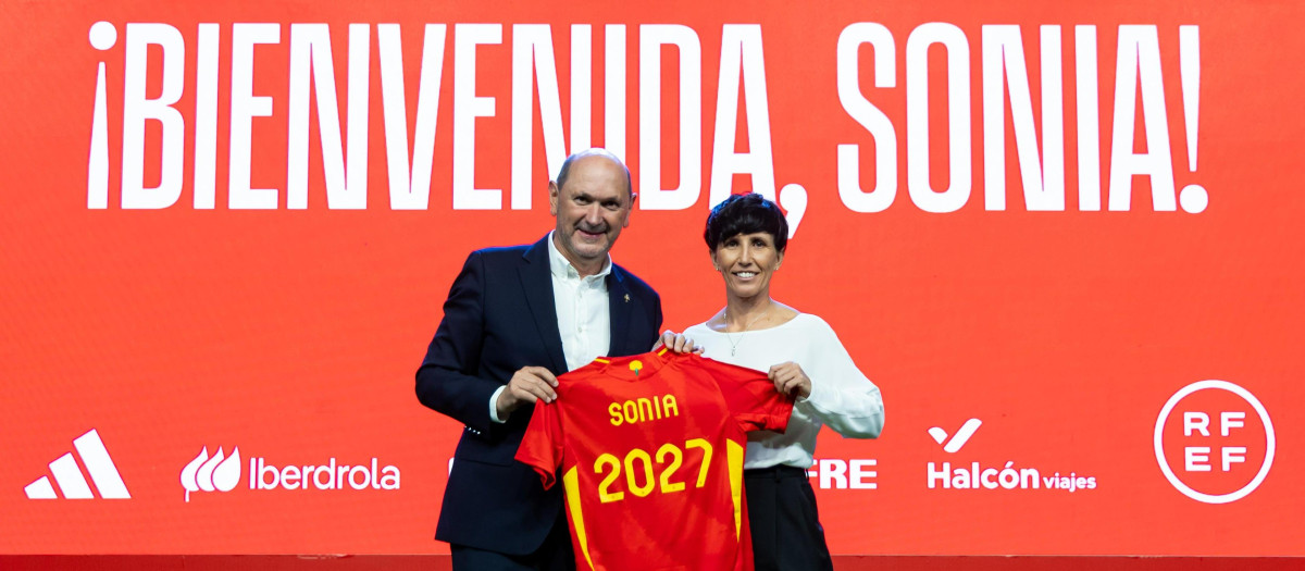 Sonia Bermúdez posa con Rafael Louzán como nueva seleccionadora nacional