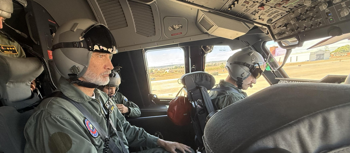 El Rey, en la cabina del T.23 durante el vuelo táctico de Zaragoza a Ablitas (Navarra)