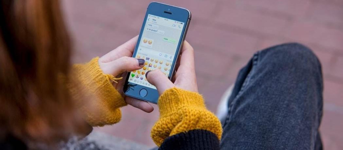 Una menor utilizando un móvil