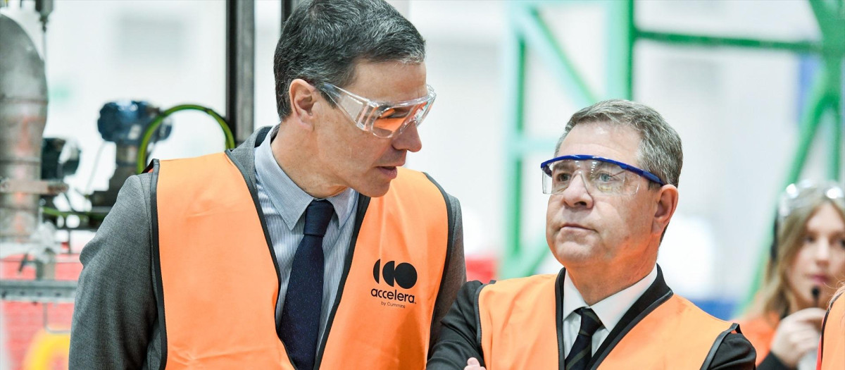 (Foto de ARCHIVO)
(I-D) El presidente del Gobierno, Pedro Sánchez, junto al presidente de Castilla-La Mancha, Emiliano García-Page, visita la planta de fabricación de electrolizadores de Accelera by Cummins, a 18 de marzo de 2025, en Guadalajara, Castilla-La Mancha (España). Las instalaciones de Accelera by Cummnis, que se inauguraron a principios de octubre de 2024, están ubicadas en el polígono de El Ruiseñor. Cuentan con una superficie de 20.000 metros cuadrados, con previsión de ampliarlos a varias parcelas colindantes si crece la demanda. Desarrolla actividades de ensamblaje y prueba de sistemas de electrolizadores, y tiene capacidad para producir 500 megavatios de electrolizadores al año, con la posibilidad de ampliarla a más de 1 gigavatio.

Rafael Martín / Europa Press
18/3/2025