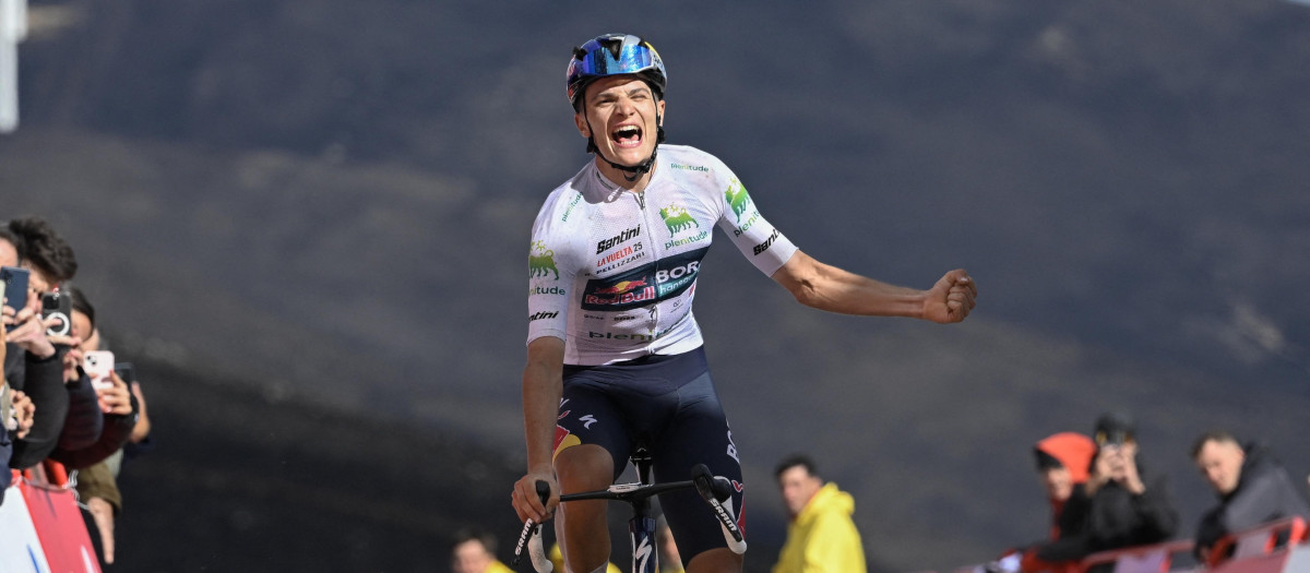 Giulio Pellizzari celebra su victoria de etapa