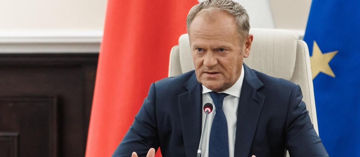 El primer ministro polaco, Donald Tusk, dirigiendo una reunión de emergencia