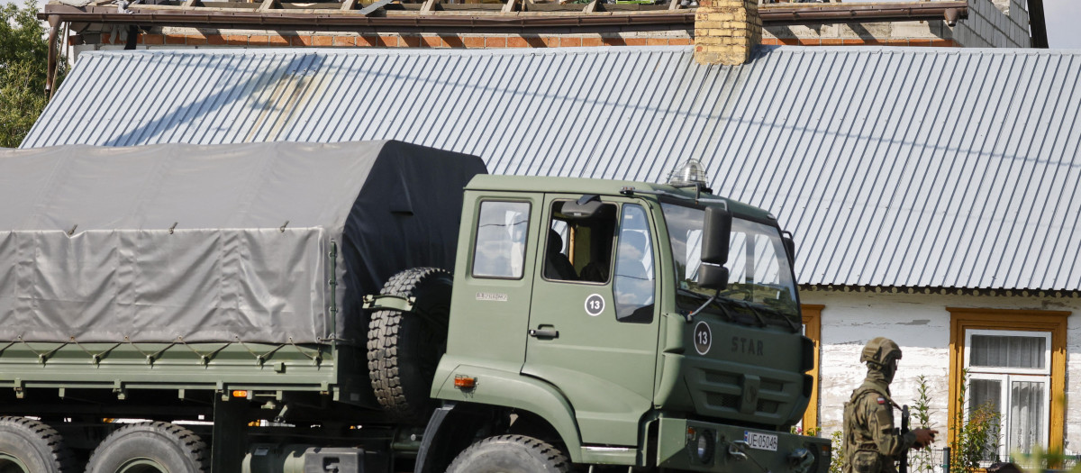 La Policía y el Ejército inspeccionan los daños en una casa destruida por los escombros de un dron ruso derribado en la aldea de Wyryki-Wola, este de Polonia,