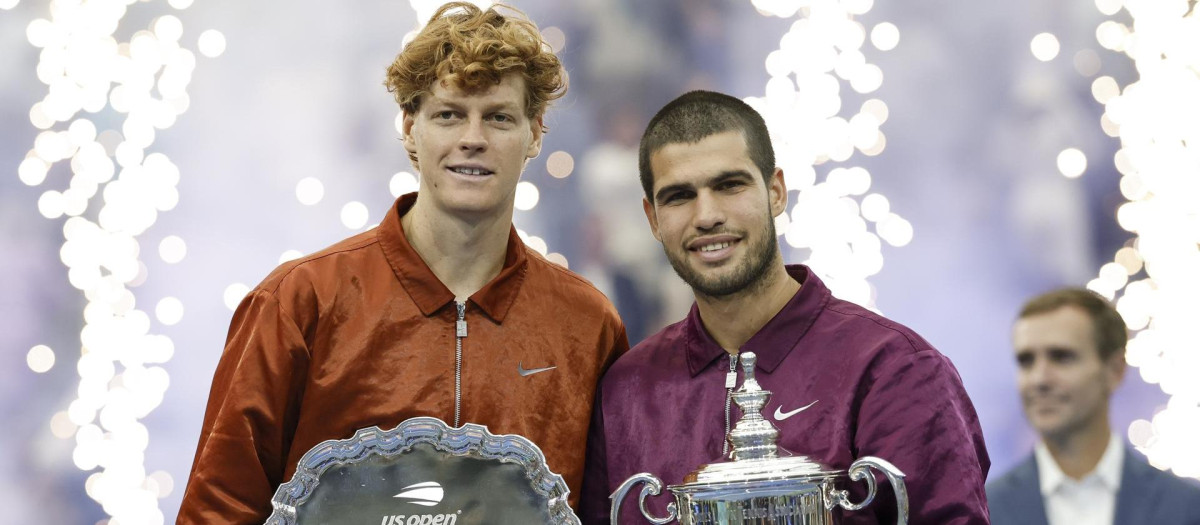 Jannik Sinner y Carlos Alcaraz posan con el trofeo de subcampeón y campeón del US Open