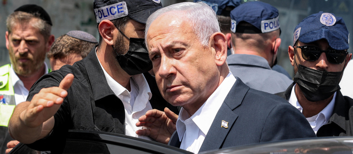 El primer ministro israelí, Benjamín Netanyahu, visita el lugar de un tiroteo en el cruce de la carretera Ramot, en Jerusalén Oriental