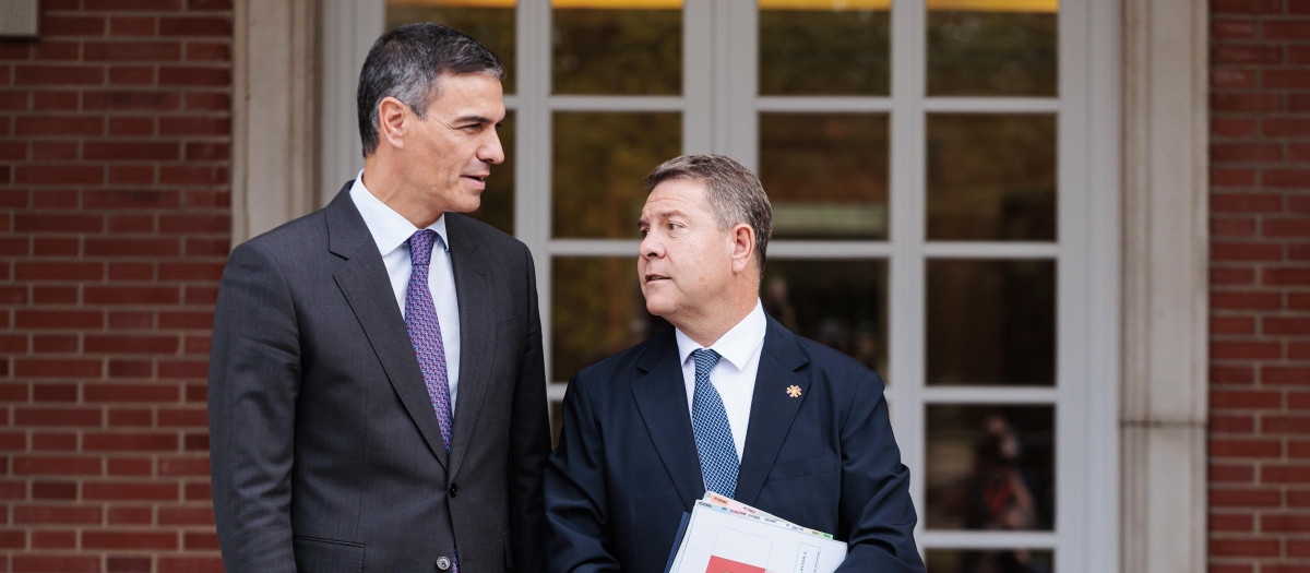 El jefe del Ejecutivo, Pedro Sánchez, junto al presidente de Castilla-La Mancha, Emiliano García-Page;