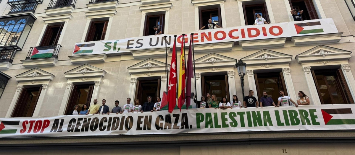 Más Madrid despliega una bandera de Palestina