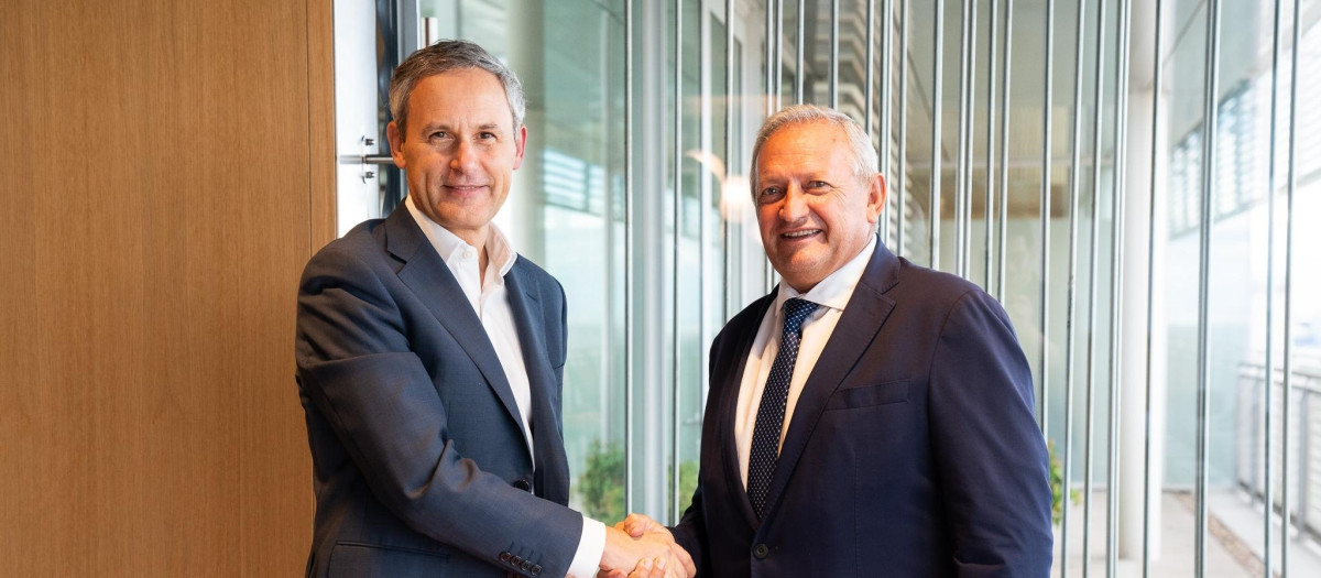 El director de Clientes, Rentabilidad e Instituciones de Santander España, Javier Cortadellas, y el presidente de Cooperativas Agro-alimentarias de España, Ángel Villafranca.