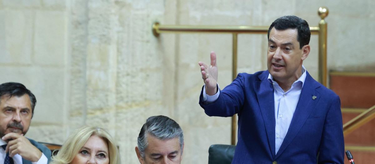 El presidente de la Junta, Juanma Moreno, en la sesión plenaria de este jueves en la Cámara autonómica