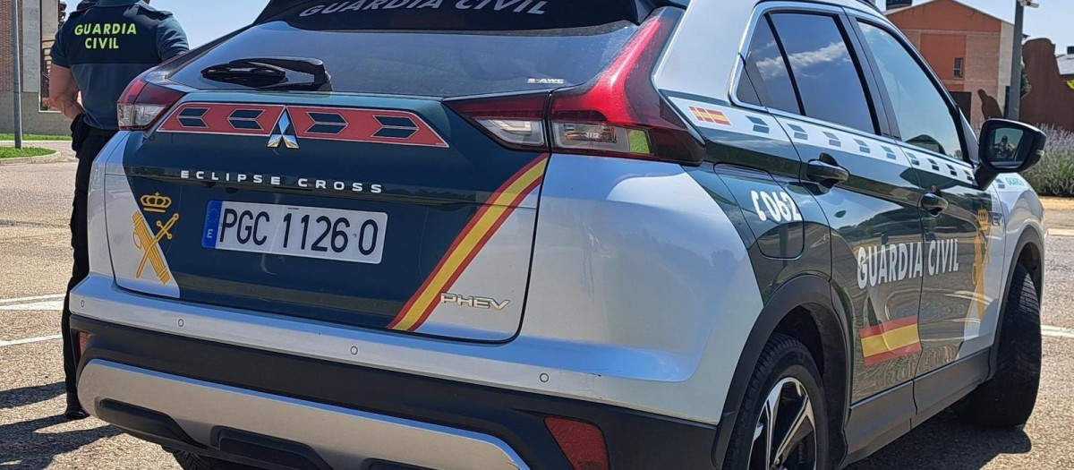 Imagen de archivo de un agente junto a un vehículo de la Guardia Civil