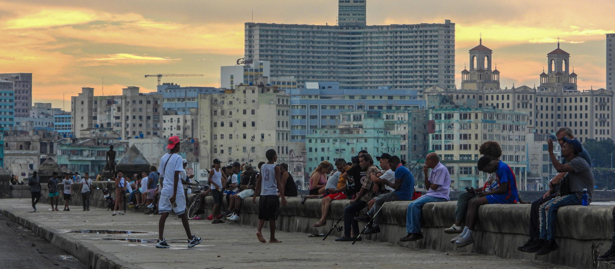 Cubanos reunidos en el Malecón durante un apagón en La Habana el 10 de septiembre de 2025