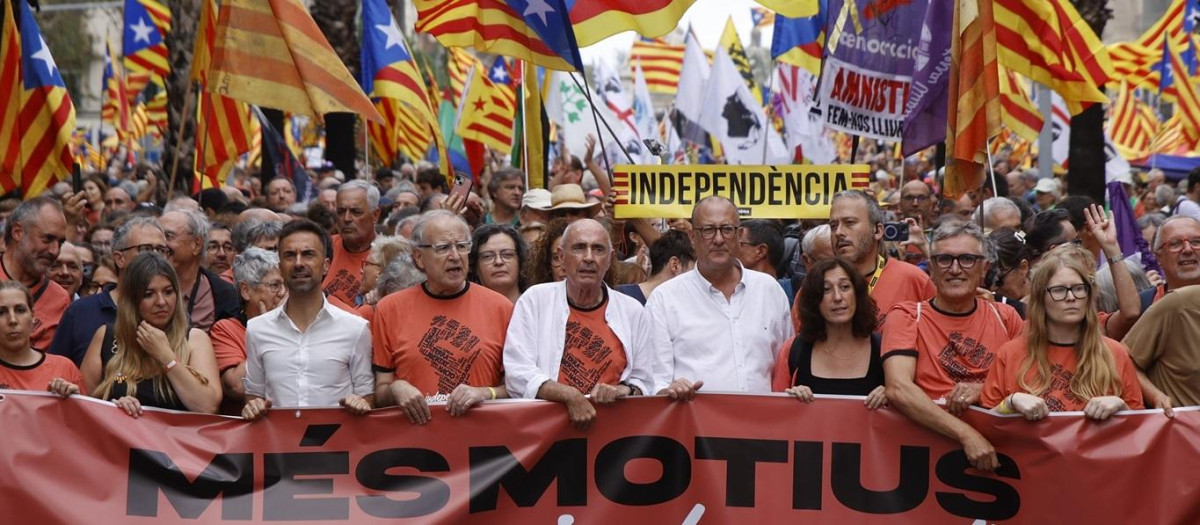 El presidente de la ANC, Lluís Llach (c), durante la manifestación convocada por la ANC, a 11 de septiembre de 2025, en Barcelona, Catalunya (España). El lema de este año es “Más motivos que nunca. Independencia” y la marcha pone el foco en la defensa del catalán, la denuncia del déficit fiscal y la reivindicación de la nación catalana.

Kike Rincón / Europa Press
11 SEPTIEMBRE 2025;DIADA;ANC;MANI;PROTESTA;CATALUÑA;11S;ESTELADA;BANDERA;
11/9/2025