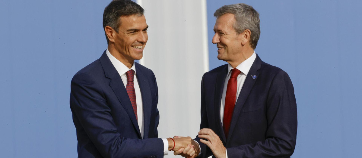 FERROL (A CORUÑA), 11/09/2025.- El presidente del Gobierno, Pedro Sánchez, y el presidente de la Xunta, Alfonso Rueda (d), durante la celebración de la botadura de la primera fragata de la serie F-111, construida en la planta para la Armada española este jueves, en Ferrol (A Coruña). La fragata F-111 Bonifaz, la primera unidad de la serie F-110, es la más moderna de la Armada española, la debutante de las cinco que el astillero público Navantia va a construir y una apuesta firme en defensa para España. EFE/ Kiko Delgado