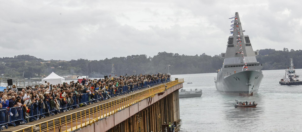 FERROL (A CORUÑA), 11/09/2025.- Un momento de la celebración de la botadura de la primera fragata de la serie F-111, construida en la planta para la Armada española este jueves, en Ferrol (A Coruña). La fragata F-111 Bonifaz, la primera unidad de la serie F-110, es la más moderna de la Armada española, la debutante de las cinco que el astillero público Navantia va a construir y una apuesta firme en defensa para España. EFE/ Kiko Delgado