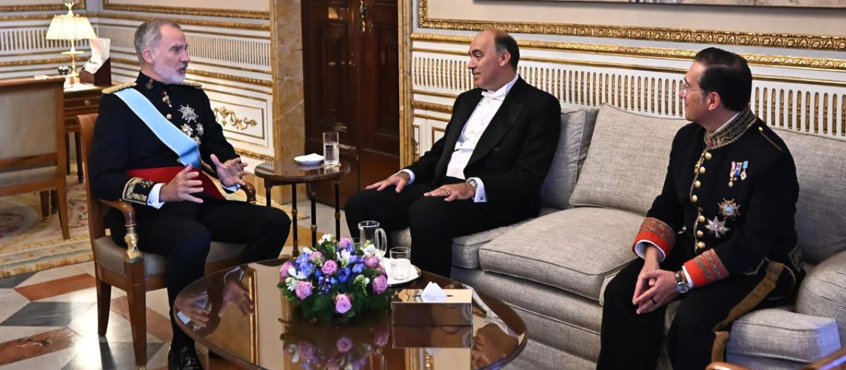 El Rey con el nuevo embajador de Argentina, Wenceslao Bunge Saravia , y el ministro Albares