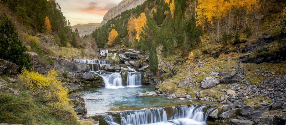 Preciosa cascada en otoño sobre el río Arazas en el Parque Nacional de Ordesa y Monte Perdido.