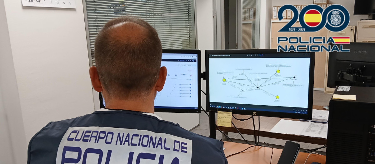 Agente de la Policía Nacional

REMITIDA / HANDOUT por POLICÍA NACIONAL
Fotografía remitida a medios de comunicación exclusivamente para ilustrar la noticia a la que hace referencia la imagen, y citando la procedencia de la imagen en la firma
12/9/2025