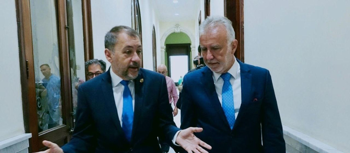 El alcalde de Santa Cruz de Tenerife, José Manuel Bermúdez, y el ministro de Política Territorial y Memoria Democrática, Ángel Víctor Torres, antes de una reunión para abordar la creación de un templo másonico en la capital tinerfeña