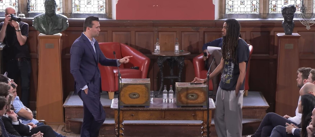 Charlie Kirk debatió con George Abaraonye el pasado mes de mayo en la Oxford Union