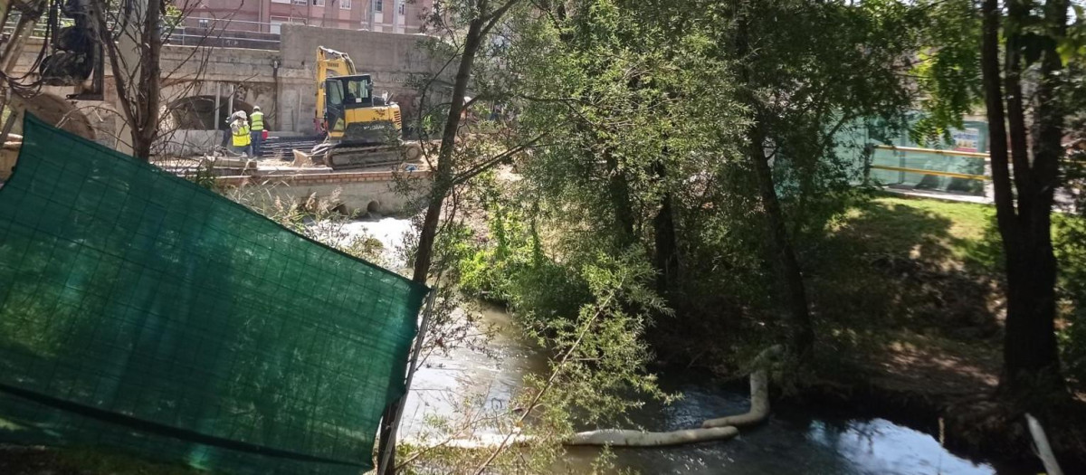 Obras de Renfe sobre el río Esgueva, en Valladolid