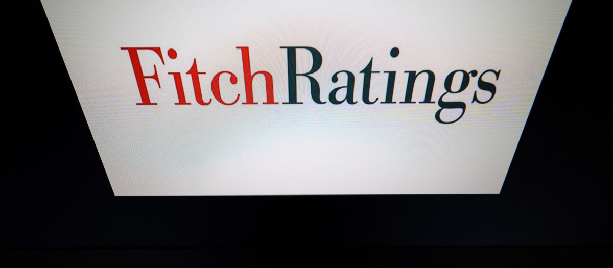 Francia sufre un nuevo revés económico y político: Fitch rebaja su calificación en plena crisis parlamentaria