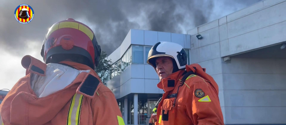 Bomberos trabajando en la extinción de un incendio industrial en una nave de Albuixech