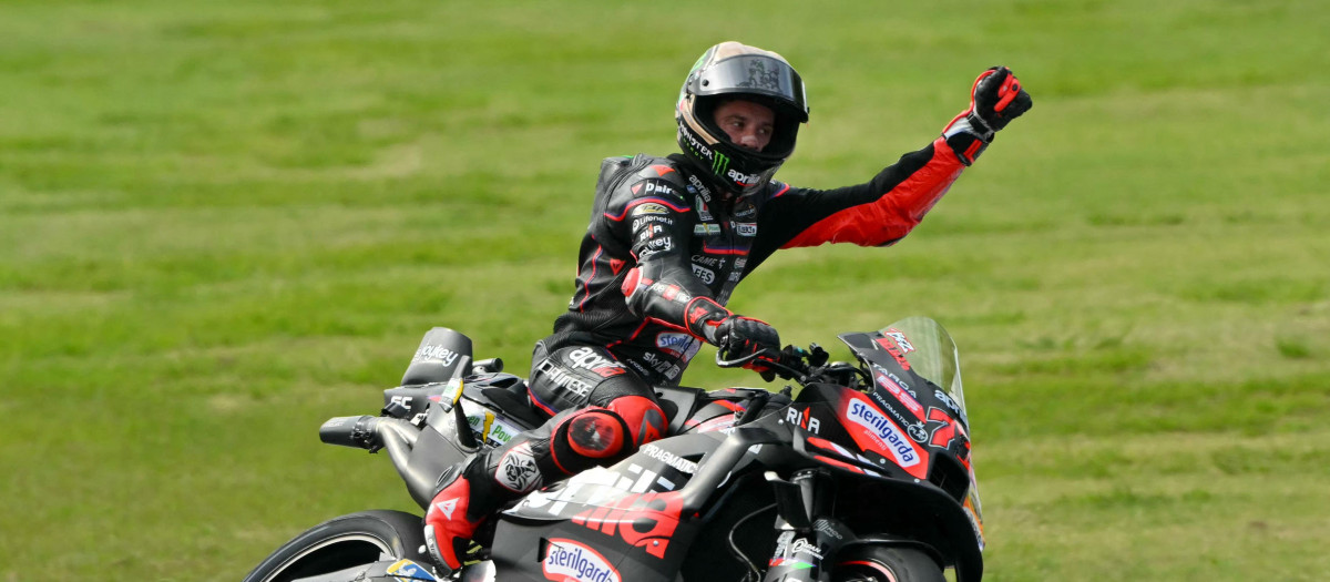 Marco Bezzecchi celebra la victoria en el sprint de Misano