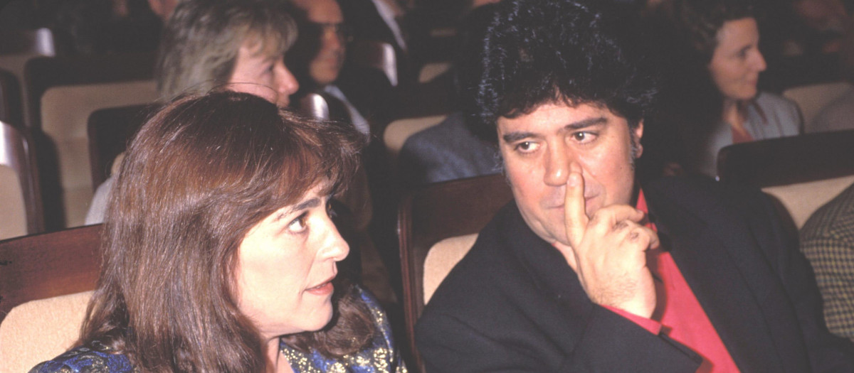 Carmen Maura y Pedro Almodóvar, en una imagen de los años 80